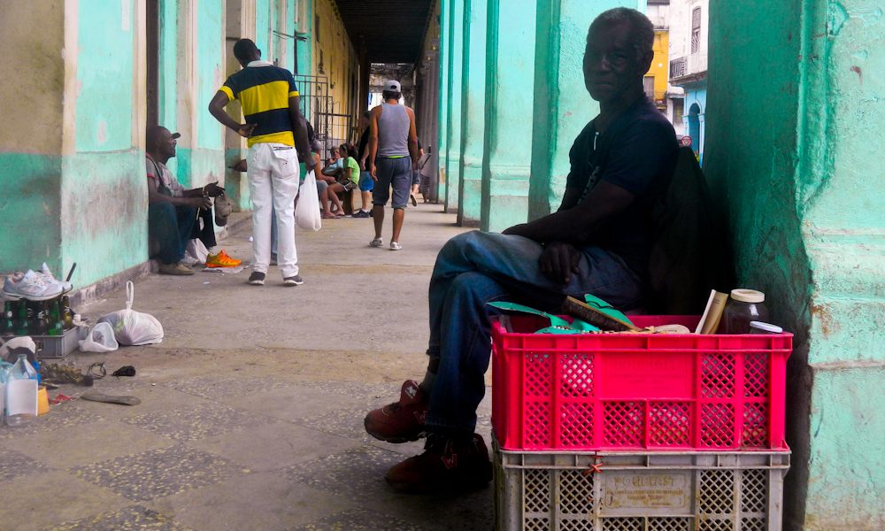 Luis Eduardo Chibás, 75 años, se sienta todos los días del mundo frente al mercado de Egido (Foto: Jorge Carrasco)