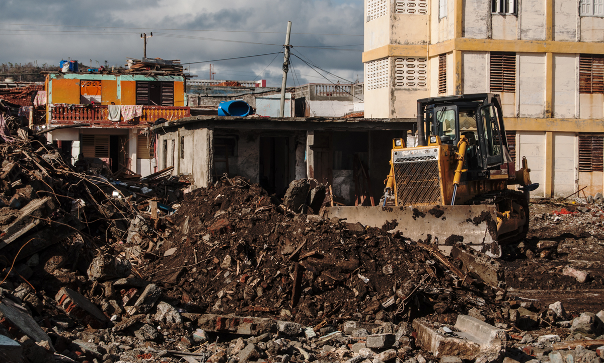 Equipos pesados trabajaban en las cercanías del malecón de Baracoa para limpiar las montañas de escombro que Matthew dejó a su paso (Foto: Julio Batista)