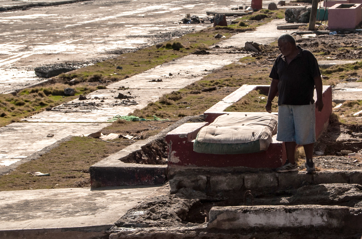 Una semana después del ciclón, la gente del malecón de Baracoa aun contabilizaba sus pérdidas (Foto: Julio Batista)