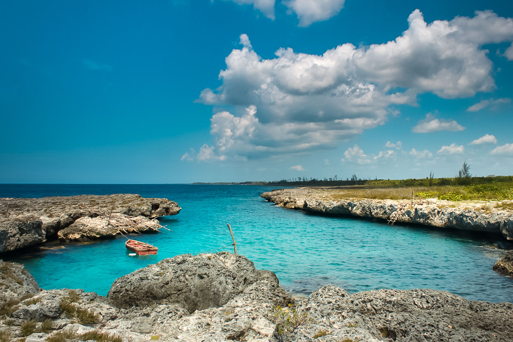 Caleta donde los pescadores fondean los botes. Las caletas solían ser los puntos de embarque del carbón que se extraía de la Ciénaga antes de que existiera la carretera