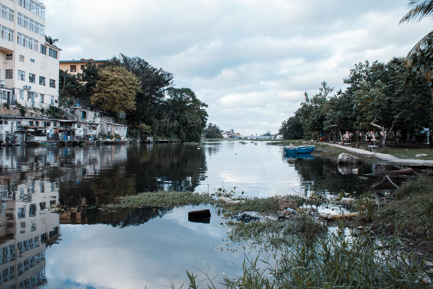 El Fanguito a ambas orillas y, encima de él, edificios residenciales con acceso al río.