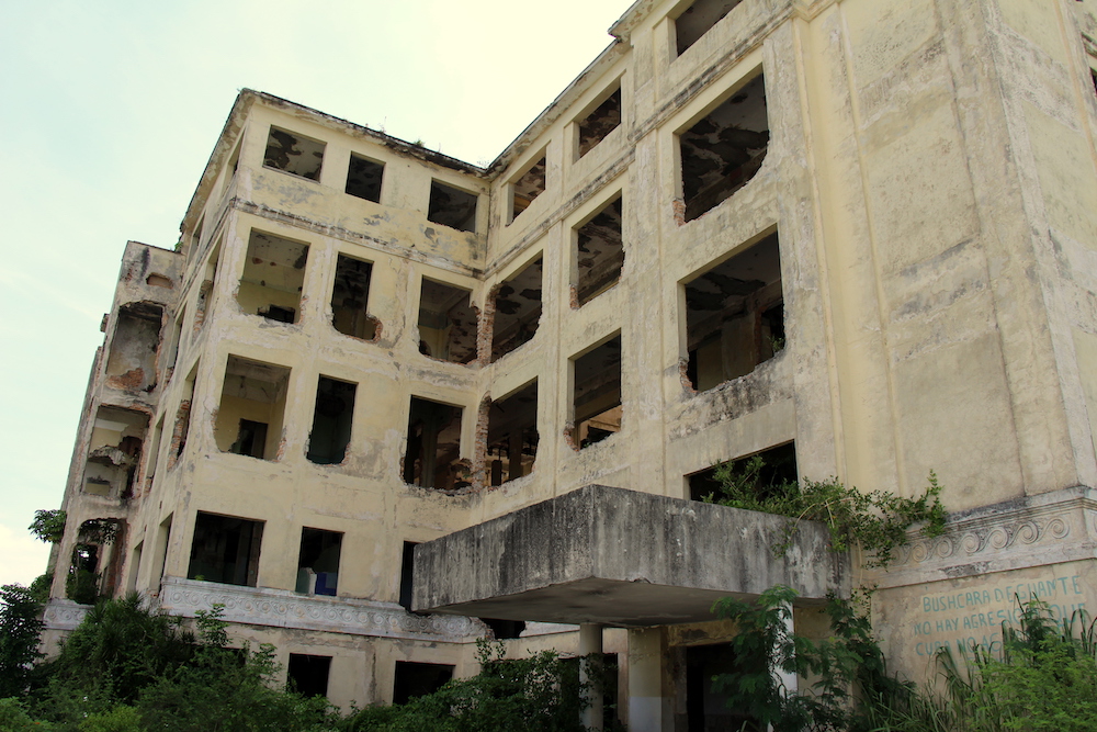 Así quedó el Hospital Materno Infantil Lebredo tras ser cerrado en 2003 y posteriormente desmantelado por la población (Foto: Hitchman Powell).