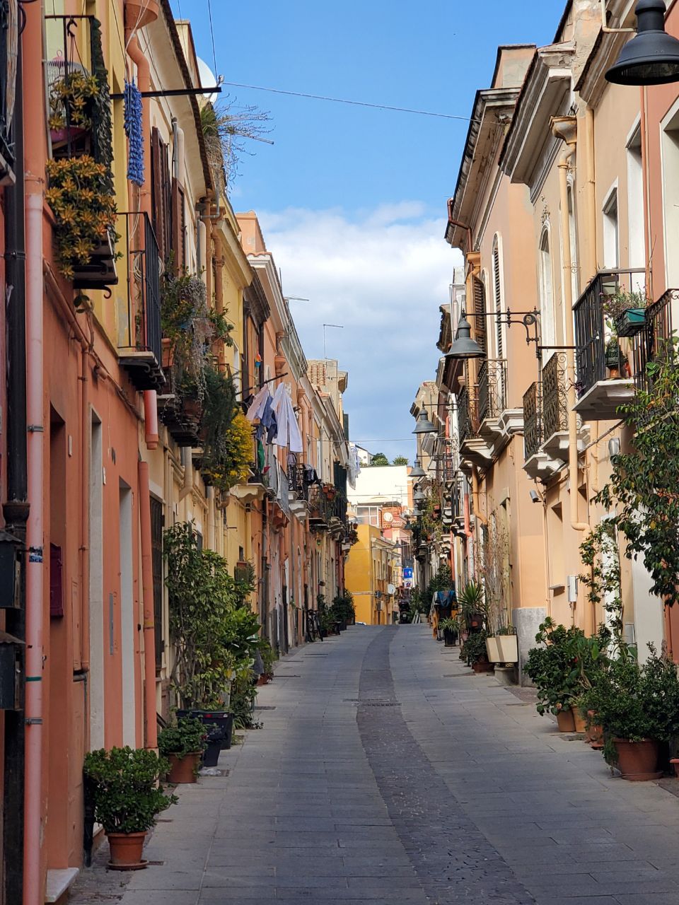Este viernes 20 de marzo de 2020, Italia registró un nuevo récord en la cifra de fallecidos con un total de 627 en 24 horas. Los ciudadanos de Cagliari permanecen en cuarentena (Foto: Miguel Ángel Montero).