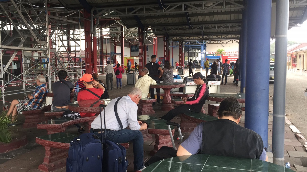 Hasta la tarde del 24 de marzo, cubanos seguían varados en Surinam (Foto: Tomada del perfil de Twitter de Heidy García, con su autorización).