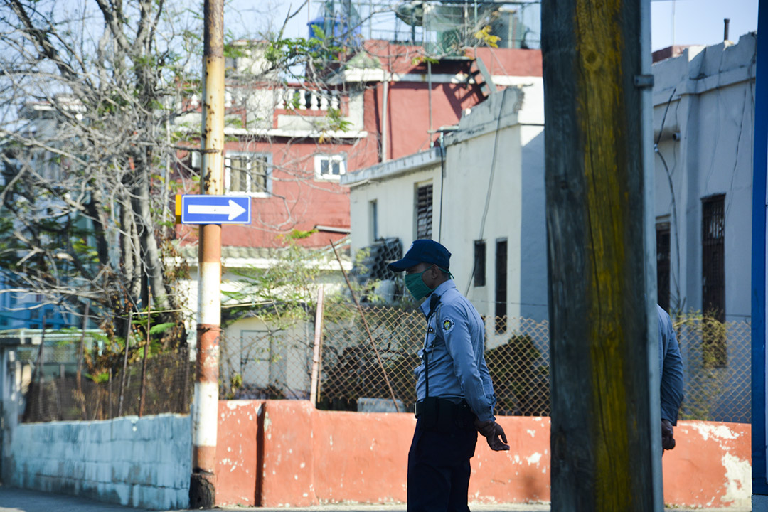 La policía ha multado ciudadanos por no usar nausobuco en los espacios públicos (Foto: Yailín Alfaro)