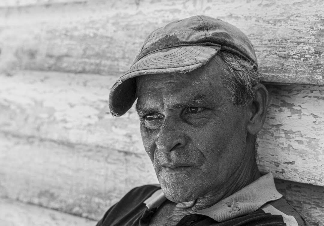 A las 12 del mediodía, Juan, uno de los hijos de Alejandro, toma un breve descanso. Cada día viaja desde la ciudad de Pinar del Río para trabajar el campo en la vega de su padre (Foto: Lázaro Lemus).