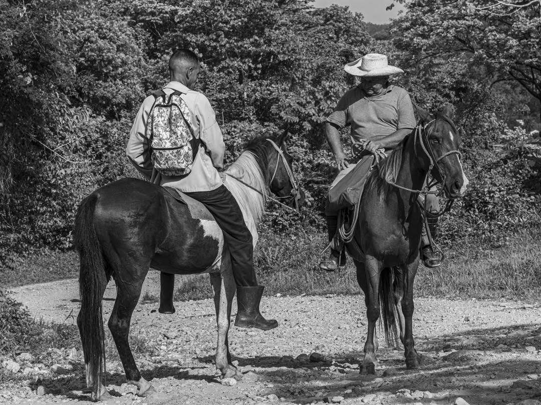 Dos jinetes de la comunidad se encuentran y conversan en el único camino que lleva hacia el poblado (Foto: Lázaro Lemus).