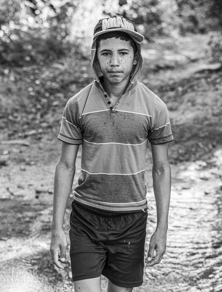 Un joven cruza uno de los tantos arroyos de aguas cristalinas que serpentean el valle (Foto: Lázaro Lemus).