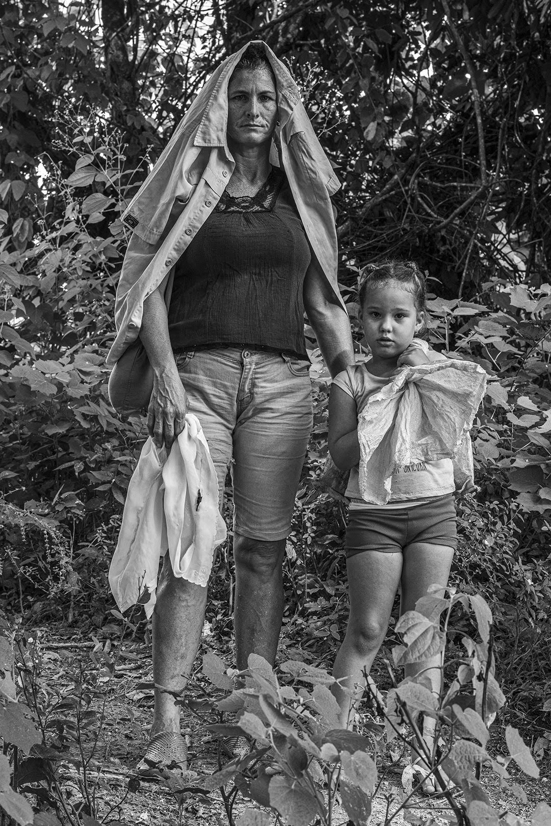 Dos habitantes de Hoyo de Guamá recorren un camino hacia el centro de la comunidad (Foto: Lázaro Lemus).