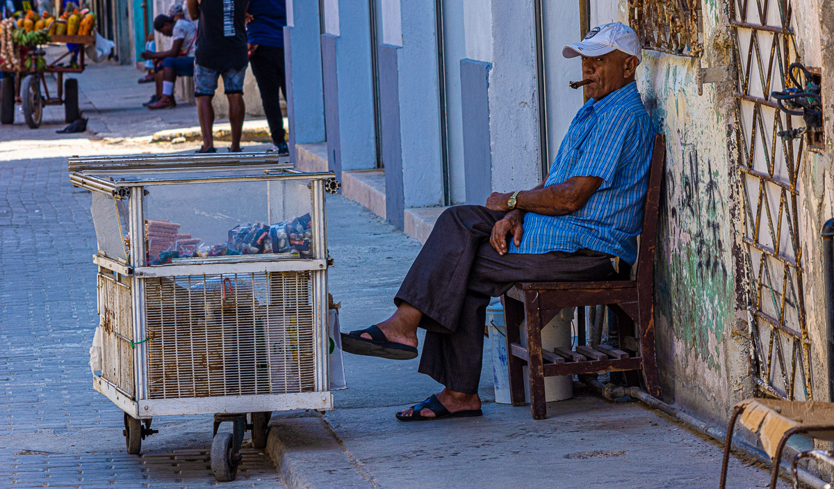 Anciano vendedor de caramelos en la calle Teniente Rey, sin mascarilla.