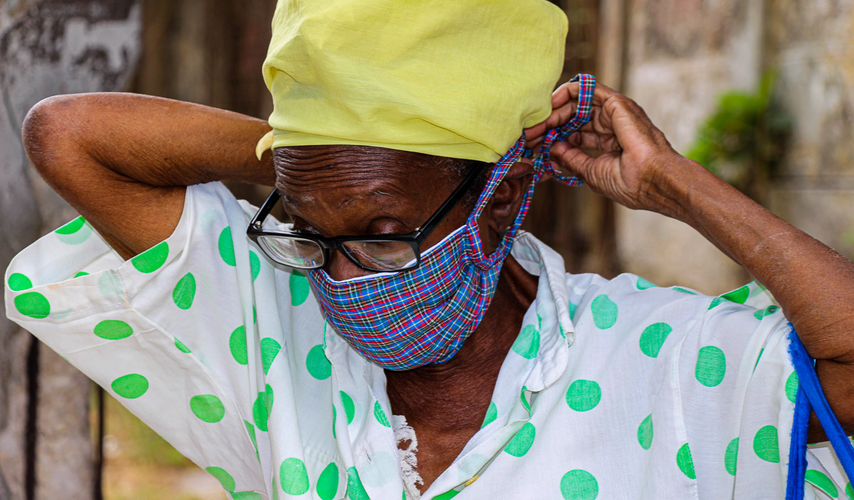 Anciana cubana con mascarilla.