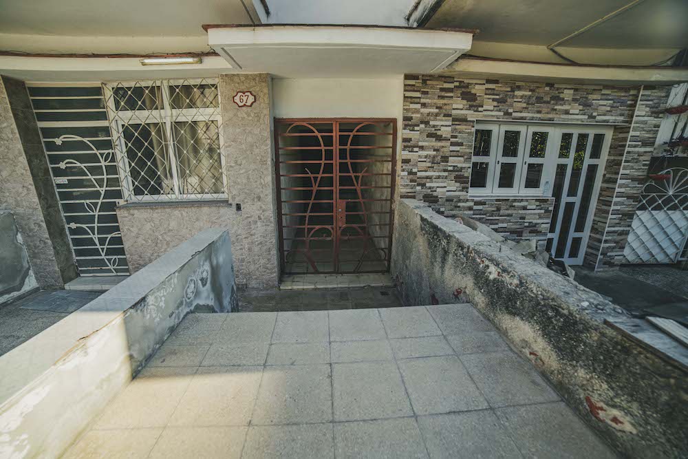 Edificio donde viven Humberto Molinedo y su esposa (Foto: Hansel Leyva Fanego).