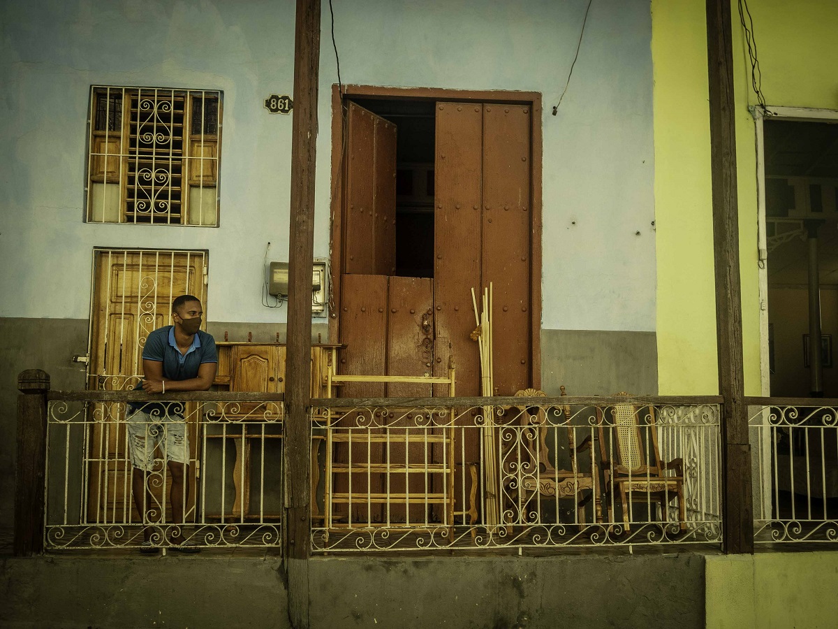 Foto 9 Muchacho que vende muebles