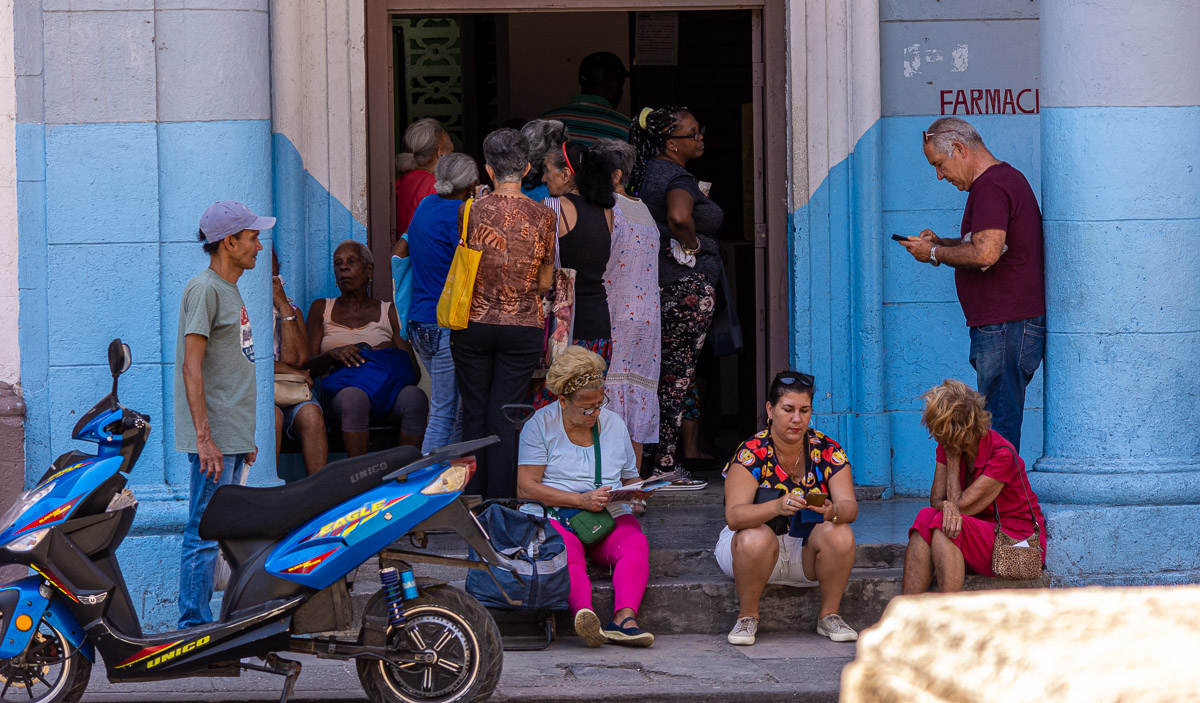 Cola en una farmacia por Prado.