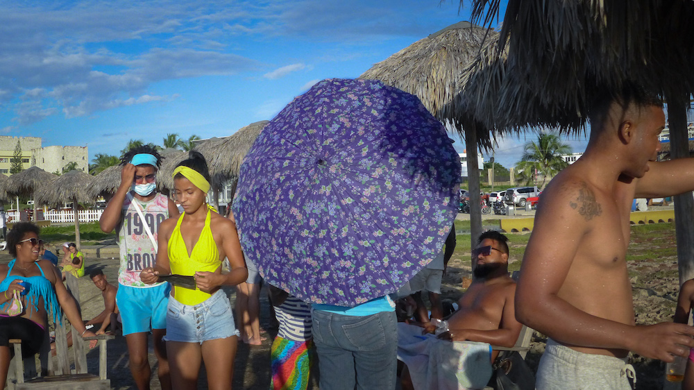 Familia en la línea más cercana al mar (Foto: Lucy Gmorell).