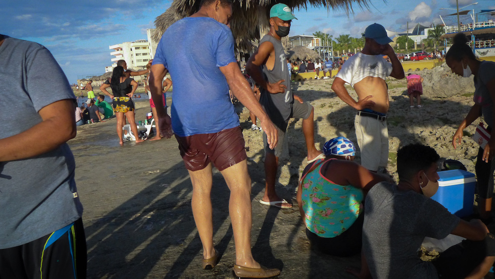 Algunos tienen su propia nevera con bebidas (Foto: Lucy Gmorell).