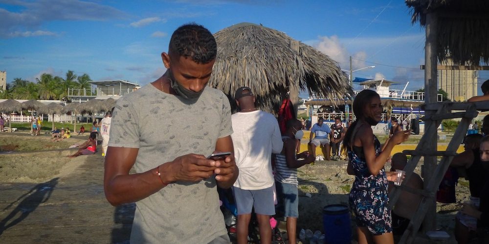 Jóvenes durante una tarde de domingo (Foto: Lucy Gmorell).