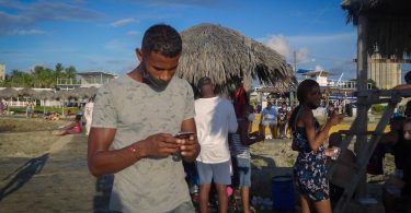 Jóvenes durante una tarde de domingo (Foto: Lucy Gmorell).