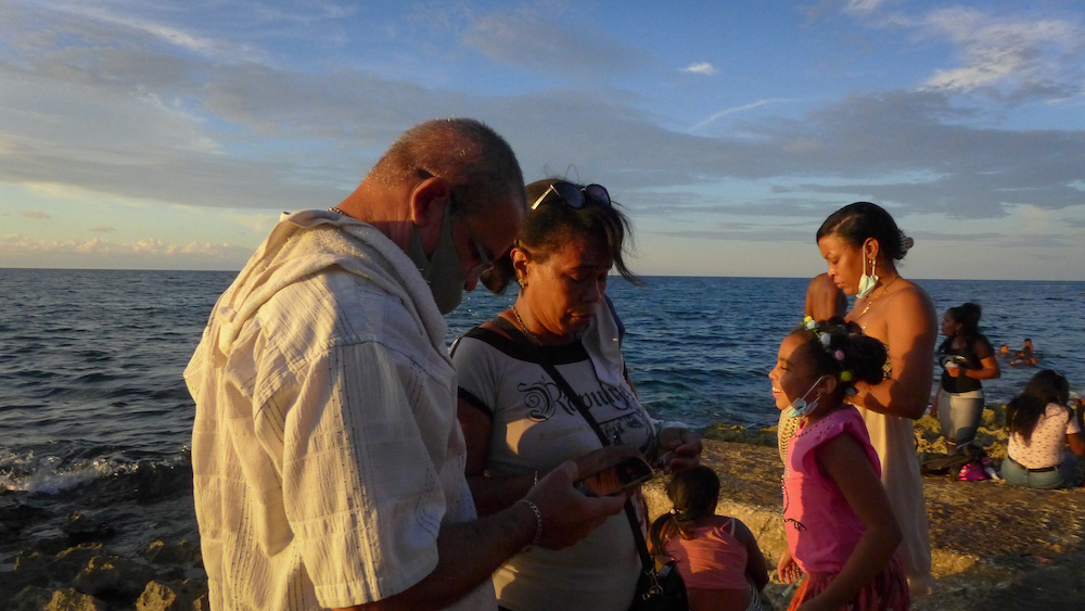 Pareja mayor junto a su familia (Foto: Lucy Gmorell).