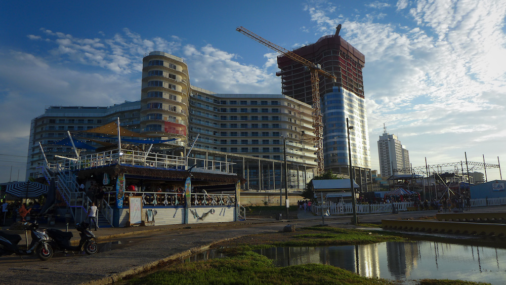 Vista general del Paseo Marítimo 1ra y 70, rodeado por la construcción de dos hoteles (Foto: Lucy Gmorell).