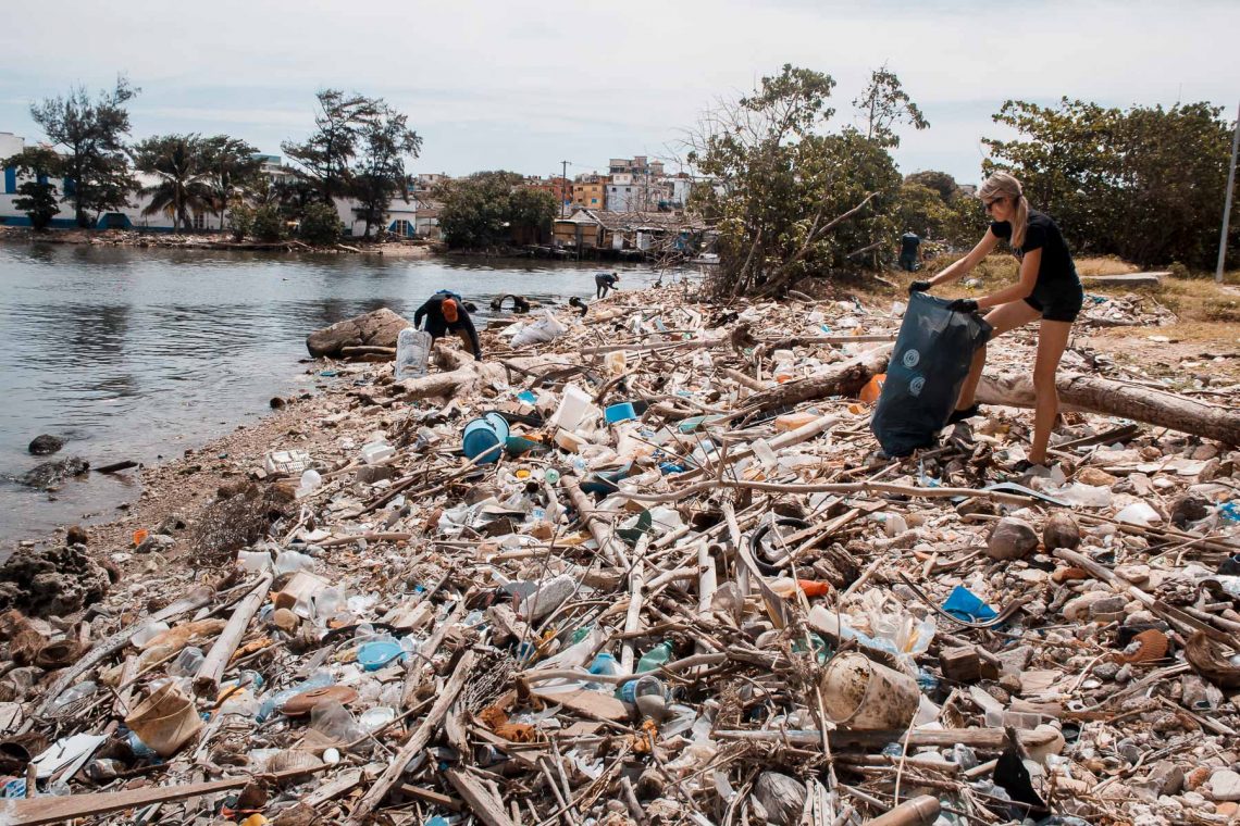 Personas convocadas por el "Reto Basura" limpiaron la ribera del río Almendares en marzo de 2019 (Foto: Juan Camilo Cruz).