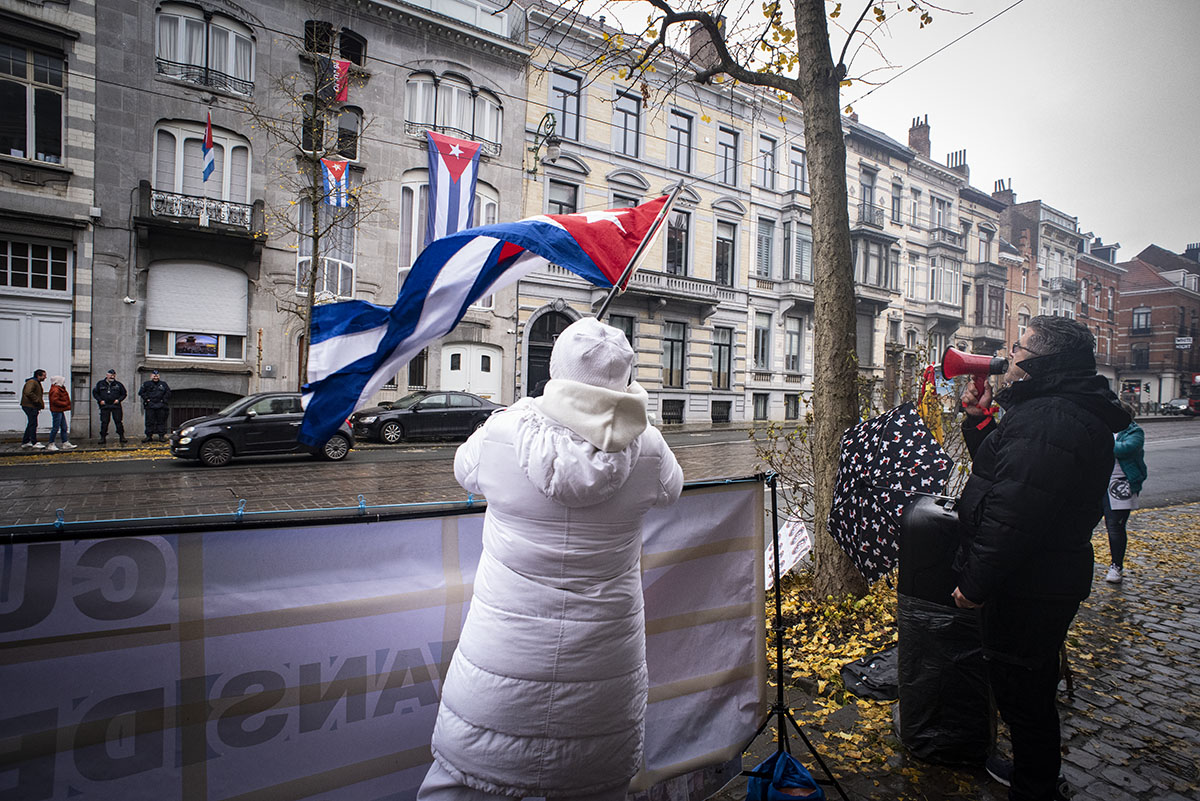 Hace exactamente un mes, cubanos y cubanas en la Avenida Brugmann, Bruselas, expresaron sus demandas frente a la sede de la Misión Diplomática de Cuba en Bélgica (Fotos: Felko).