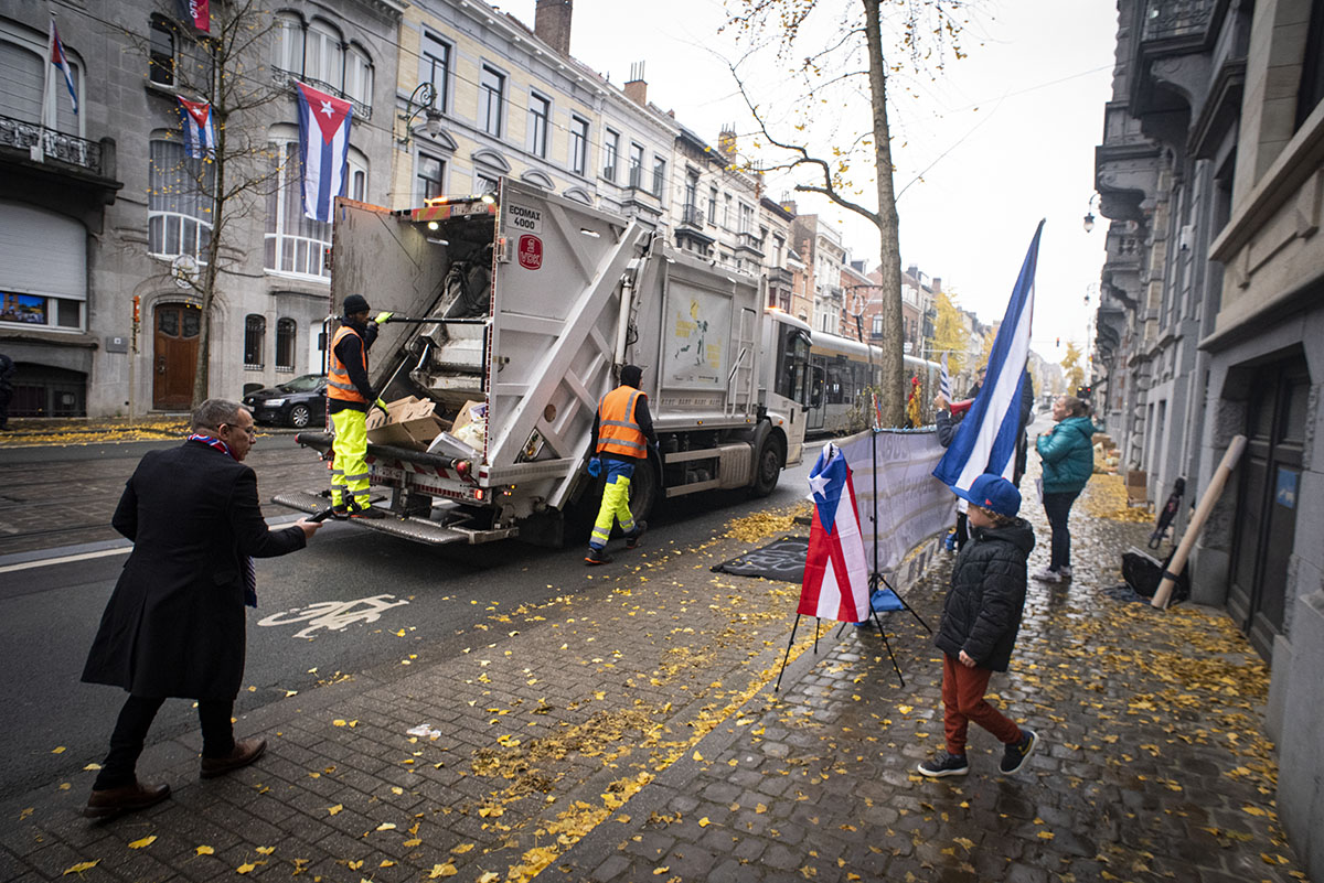 Hace exactamente un mes, cubanos y cubanas en la Avenida Brugmann, Bruselas, expresaron sus demandas frente a la sede de la Misión Diplomática de Cuba en Bélgica (Fotos: Felko).