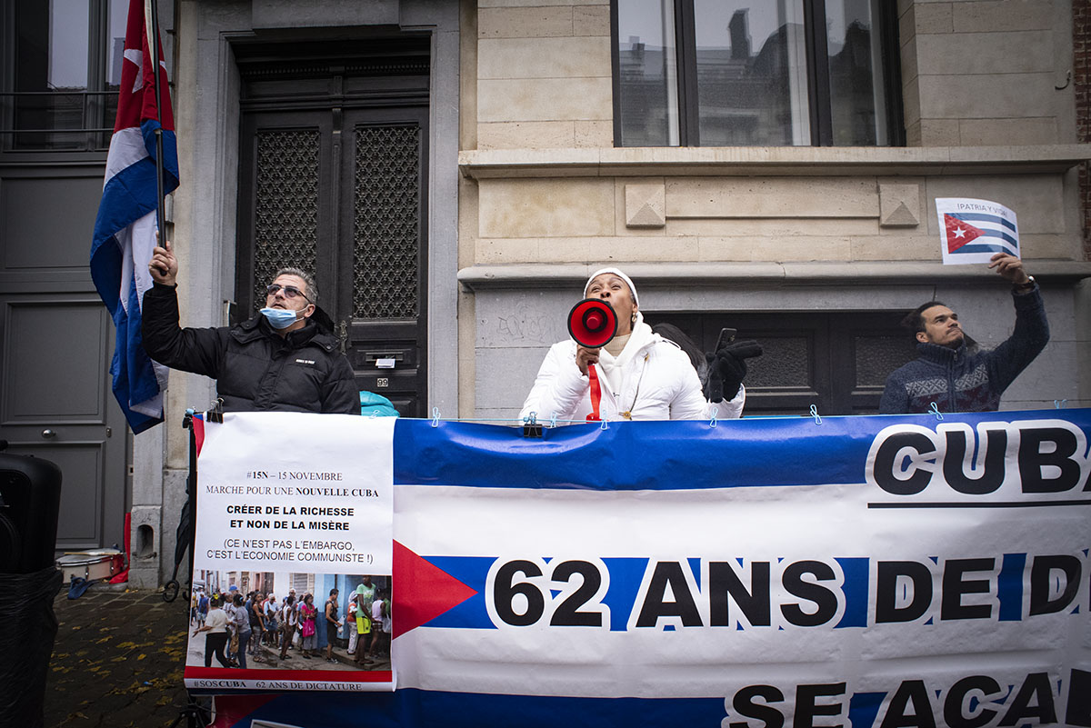 Hace exactamente un mes, cubanos y cubanas en la Avenida Brugmann, Bruselas, expresaron sus demandas frente a la sede de la Misión Diplomática de Cuba en Bélgica (Fotos: Felko).