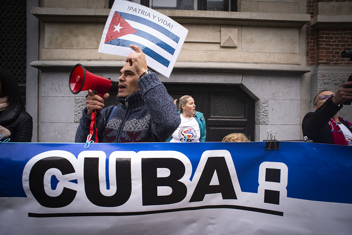 Hace exactamente un mes, cubanos y cubanas en la Avenida Brugmann, Bruselas, expresaron sus demandas frente a la sede de la Misión Diplomática de Cuba en Bélgica (Fotos: Felko).