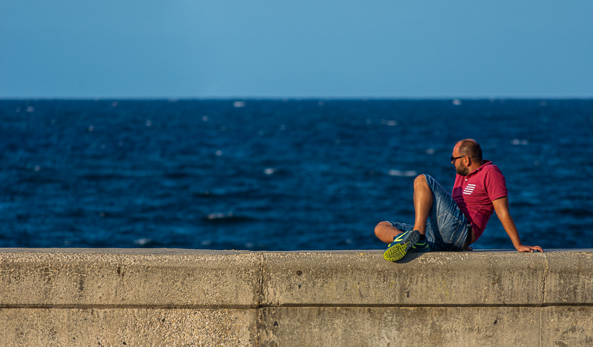 Un hombre solitario frente al Malecón.