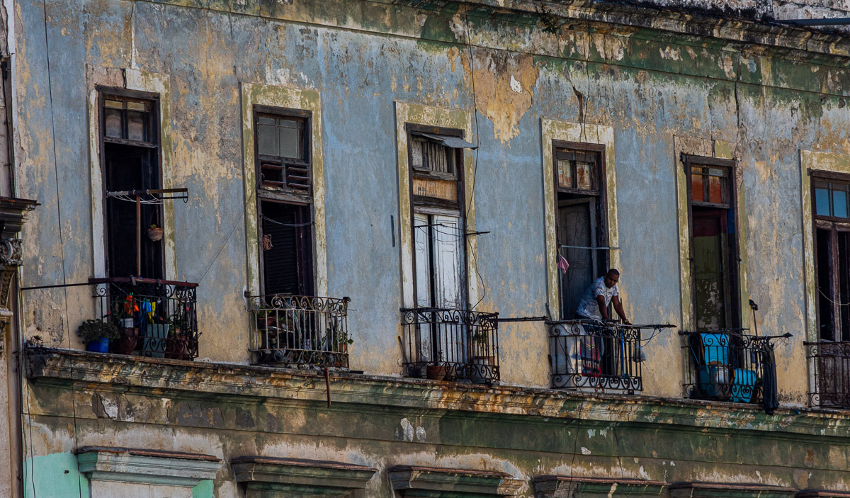 hombre en un balcón de Centro Habana.