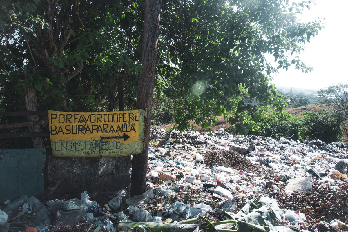 En la misma punta de la Loma de la Cruz, se encuentra uno de los vertederos más grandes de la zona (Foto: Leonardo Ruiz Rivera).
