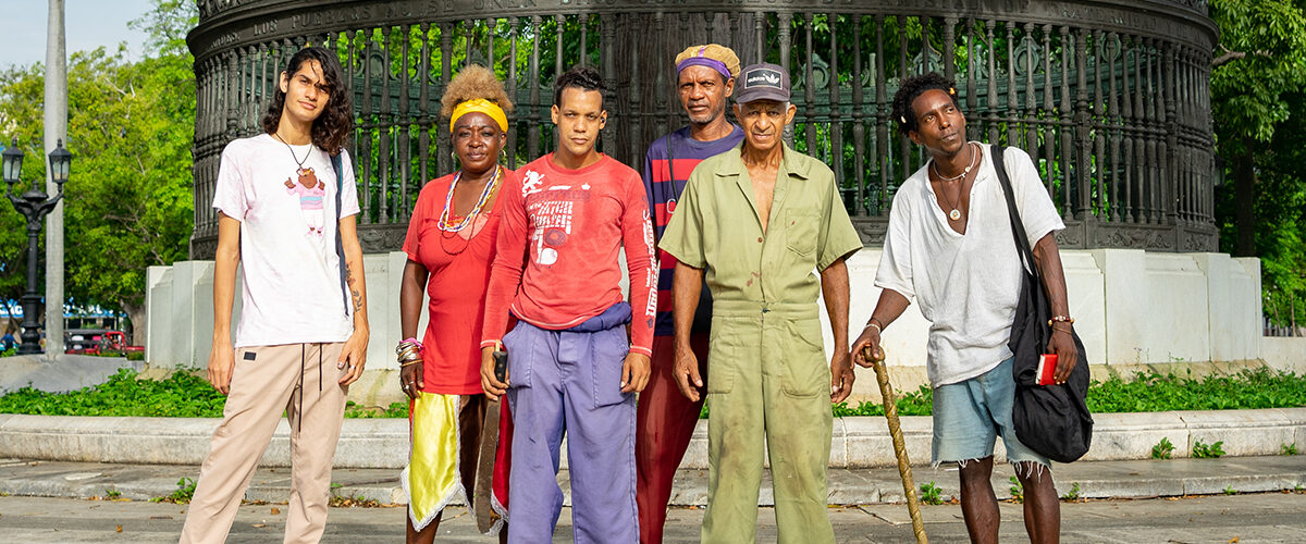 Posando bajo la ceiba (a los extremos), los asiduos al parque; (delante) dos integrantes de la brigada de mantenimiento y (detrás) un matrimonio religioso que consulta en el lugar (Foto: Alina Sardiñas).