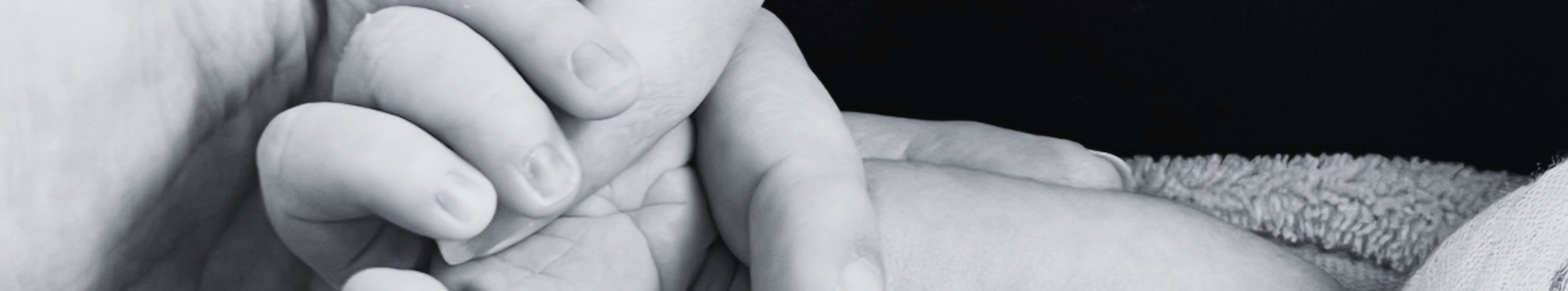 Mano de un bebé sujetando el dedo de su madre.