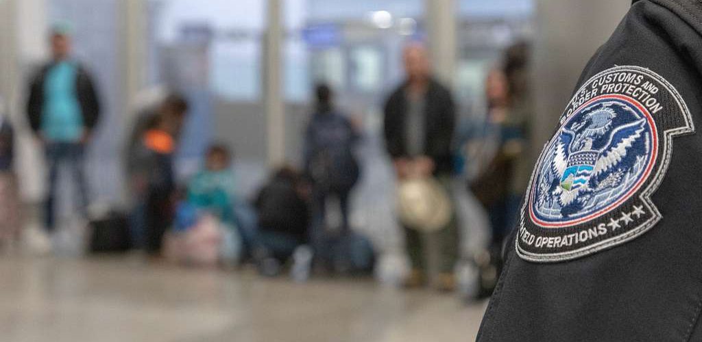 Personas buscando asilo en la frontera de Estados Unidos. Foto: Mani Albrecht / Defense Visual Information Distribution Service.