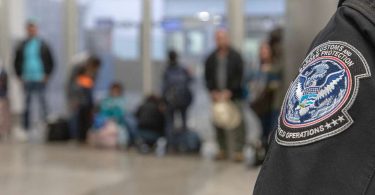 Personas buscando asilo en la frontera de Estados Unidos. Foto: Mani Albrecht / Defense Visual Information Distribution Service.