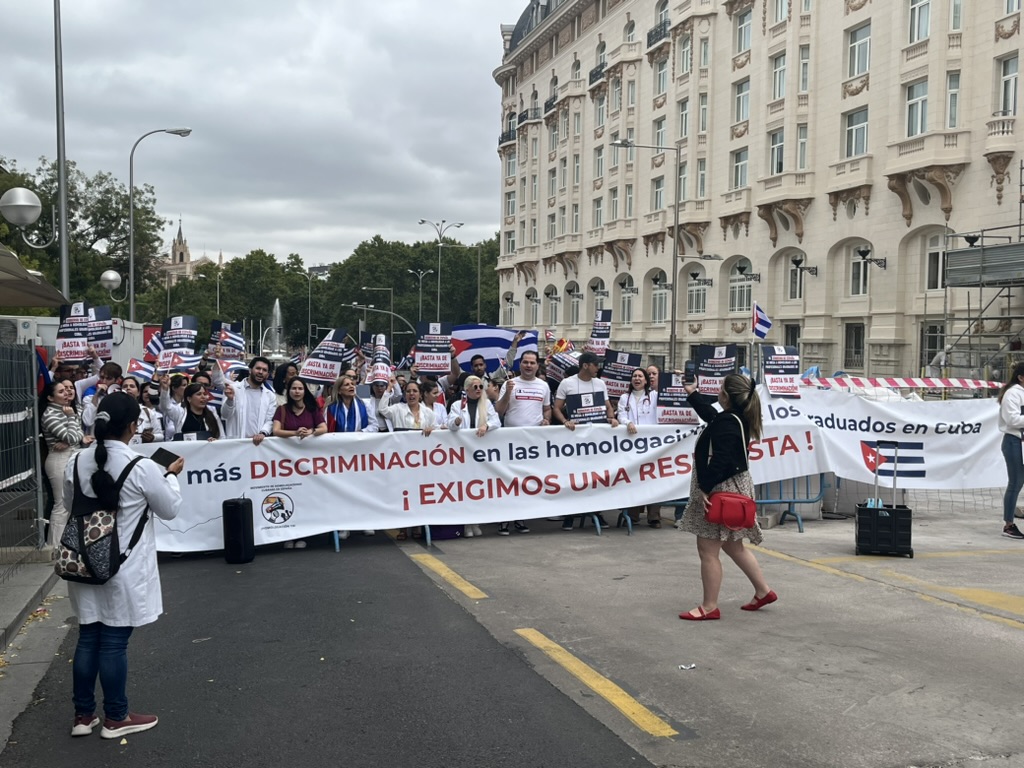 Concentración frente al Ministerio de Universidades por homologación de títulos cubanos.