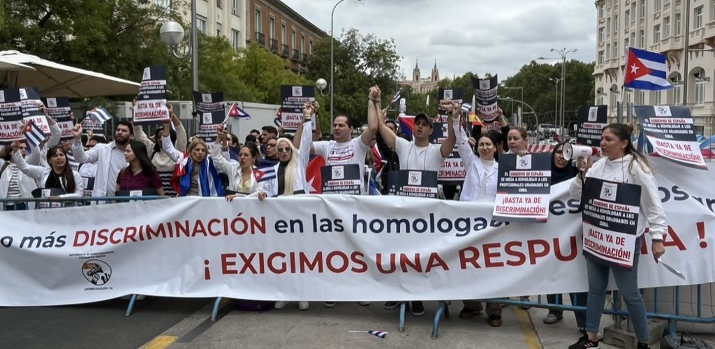 Médicos cubanos protestan en Madrid por la homologación de sus títulos frente al Congreso de los Diputados.
