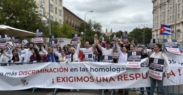 Médicos cubanos protestan en Madrid por la homologación de sus títulos frente al Congreso de los Diputados.