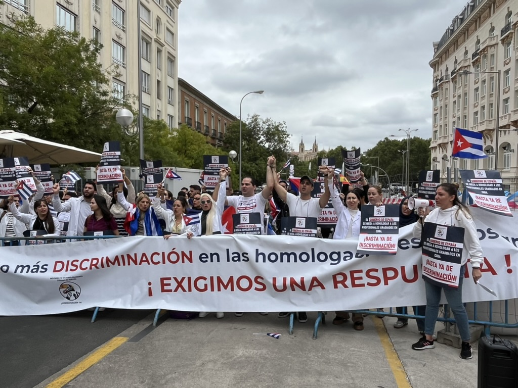 Médicos cubanos protestan en Madrid por la homologación de sus títulos frente al Congreso de los Diputados.