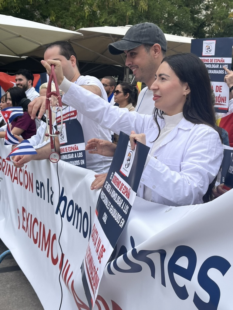 Médicos cubanos en España exigen homologación de títulos frente a discriminación institucional.
