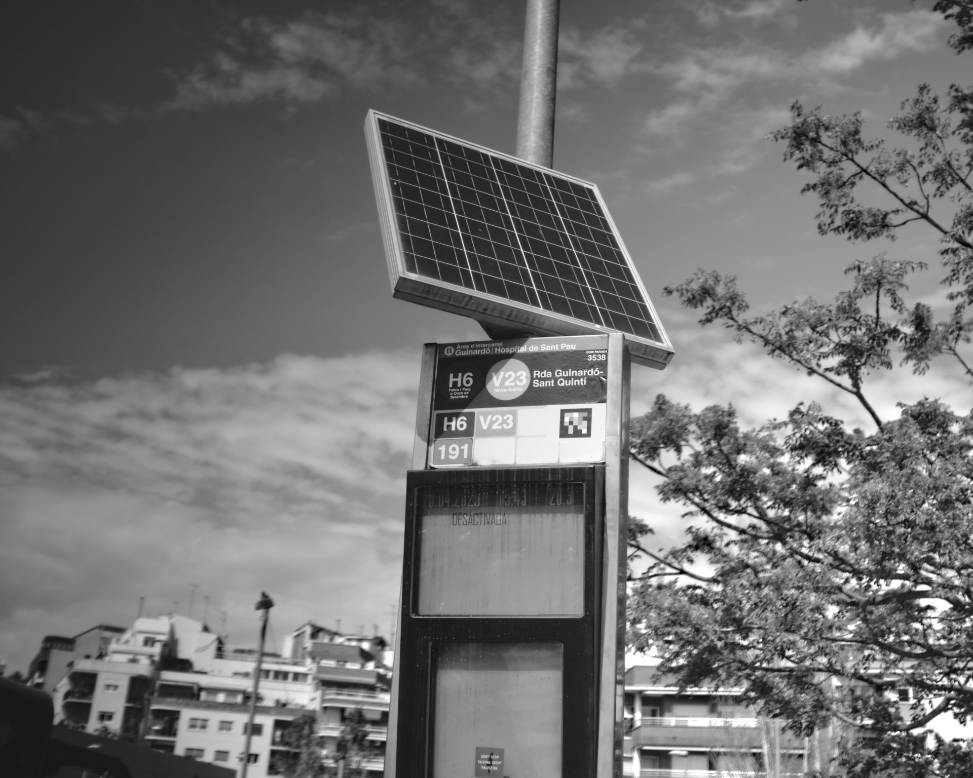 Cartel electrónico de tráfico apagado durante el apagón en Barcelona.