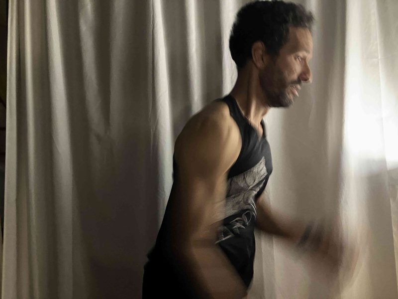 Carlos Melián Moreno preparándose para correr en Barcelona. Foto: Carlos Melián Moreno.