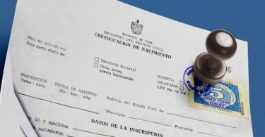 Detalle de certificado de nacimiento cubano.