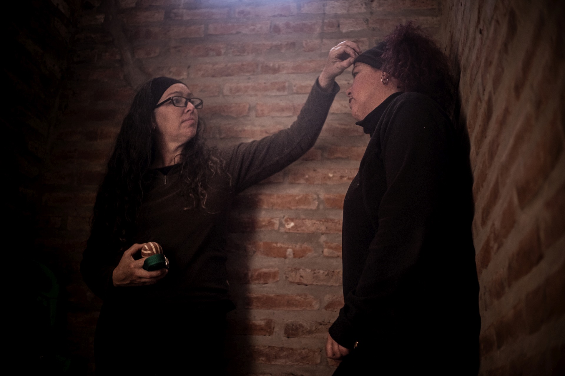 Durante los primeros años de la construcción del teatro, Geraidy y Yaqui vivieron en un cuarto de cinco por cinco metros. Un espacio oscuro, sin ventanas. Foto: Ella Fernández.