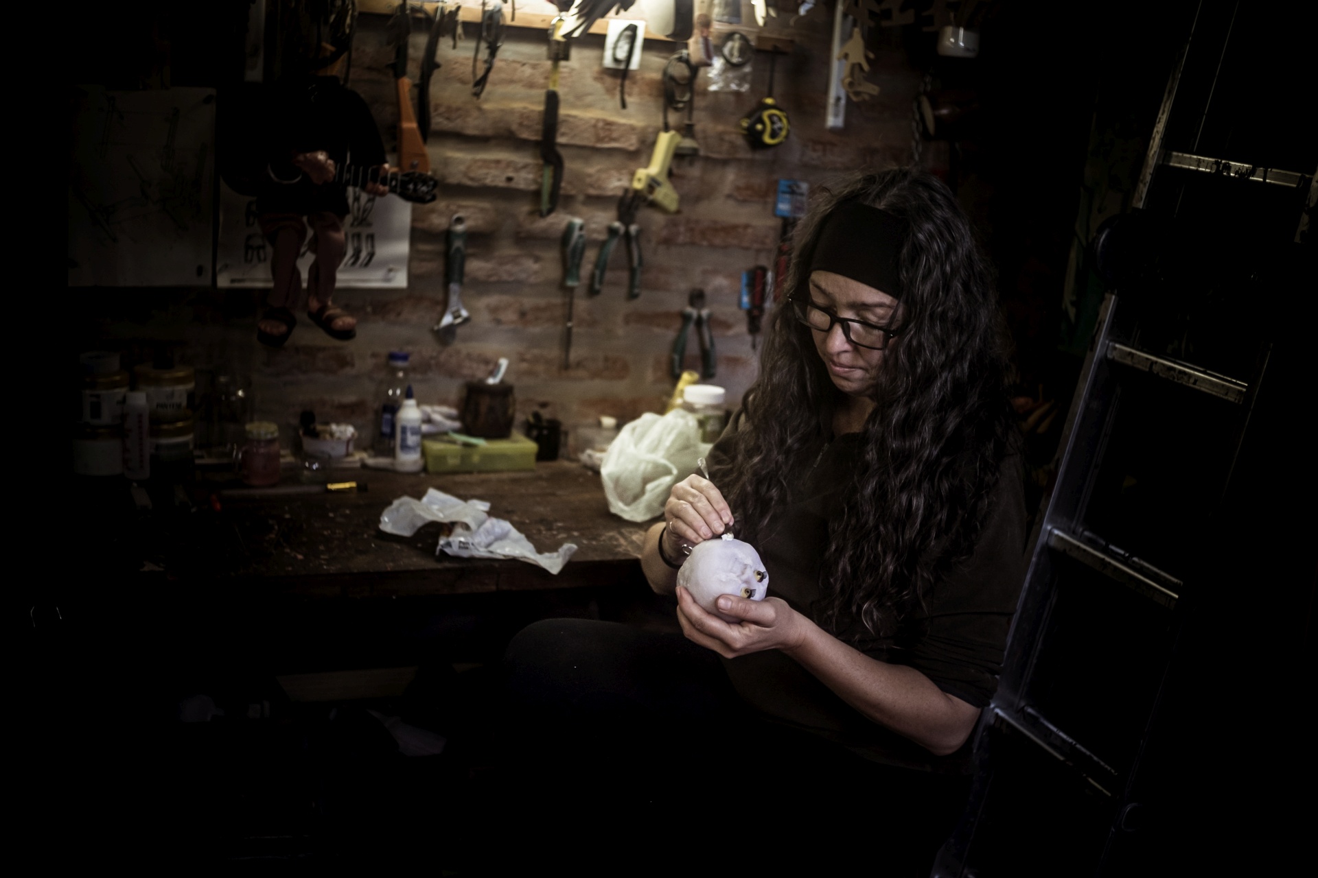 En su taller, ubicado encima del teatro, Yaqui da vida a varios de los títeres que forman parte de sus funciones. Foto: Ella Fernández.