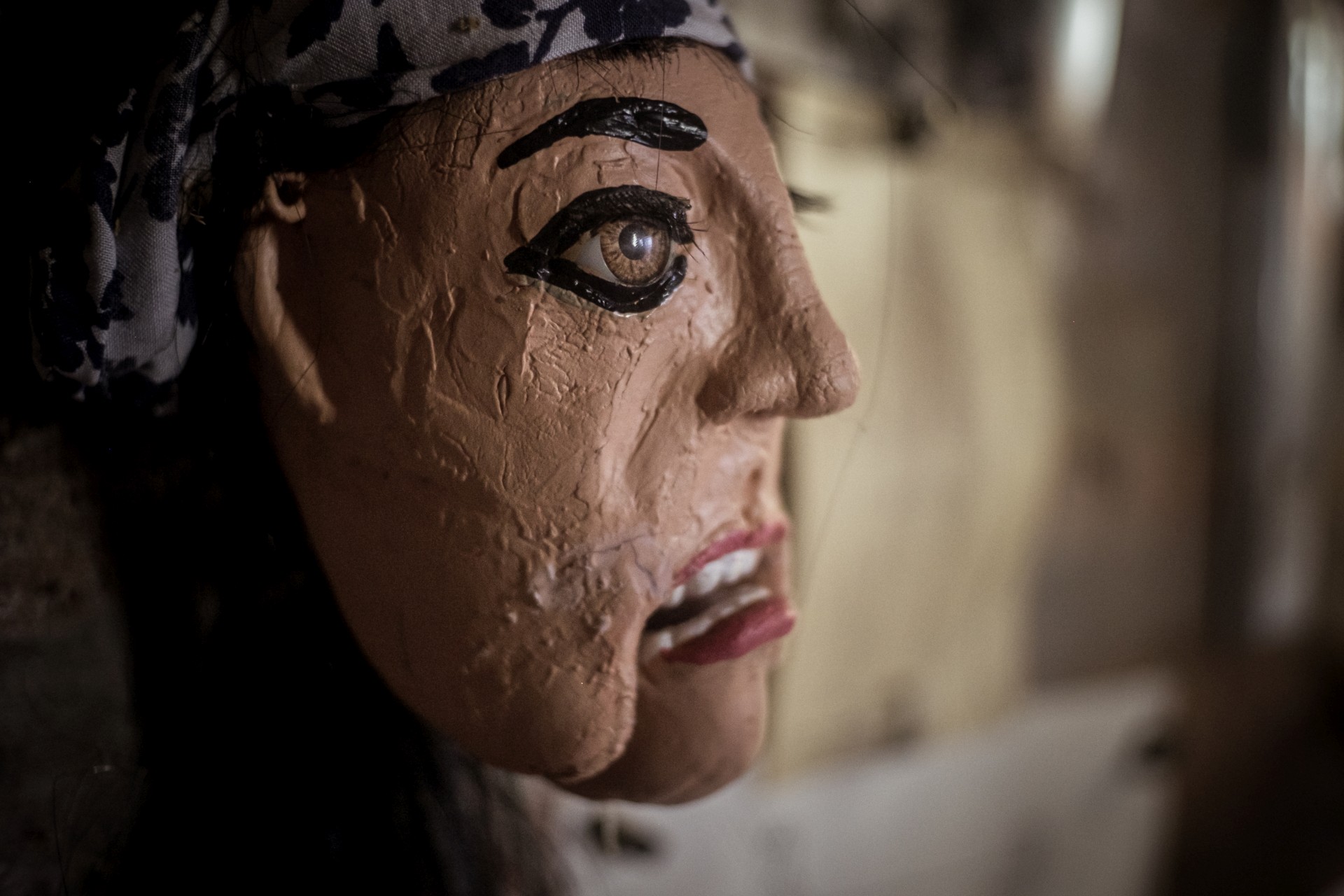 Títeres dentro del taller de Yaqui.