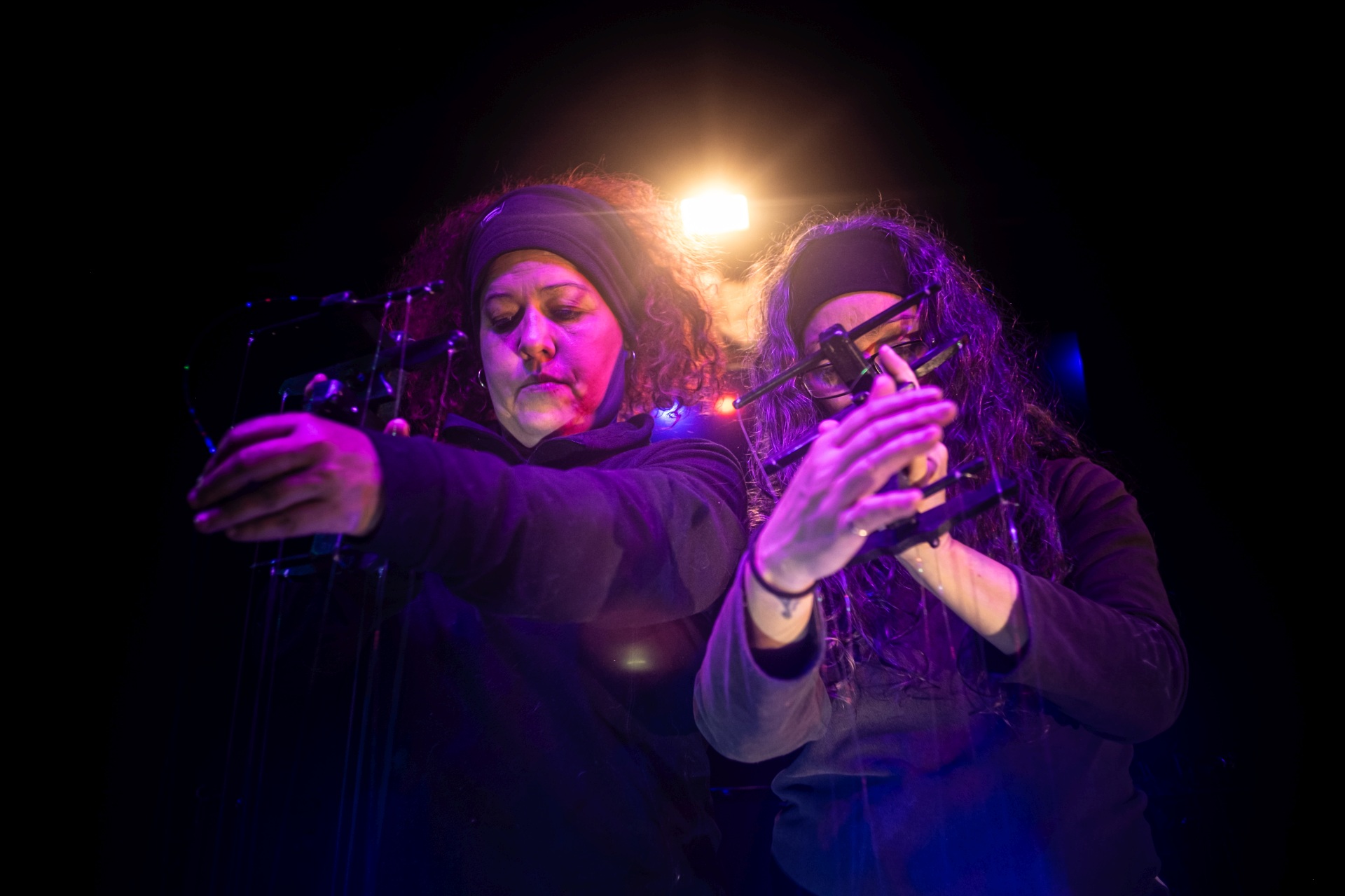 Gera y Yaqui en una función en la Casa de Títeres Cubana Argentina en Junin.