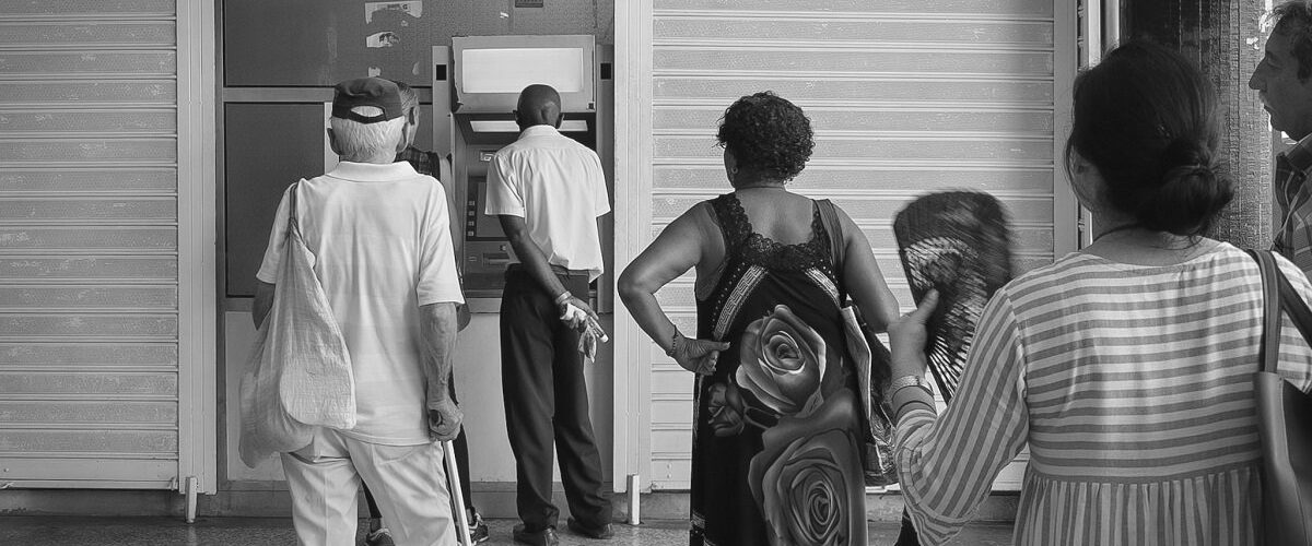 personas esperando frente a un cajero automático en La Habana