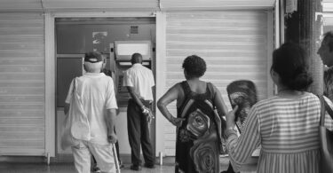 personas esperando frente a un cajero automático en La Habana